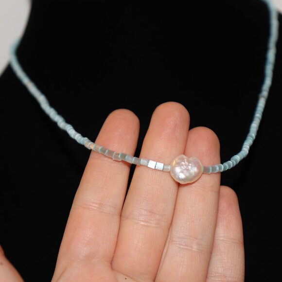 🌊🔹🤍 BLUE GLASS BEADED NECKLACE · NATURAL PEARL TOGGLE · 19.5" - Picture 3 of 5